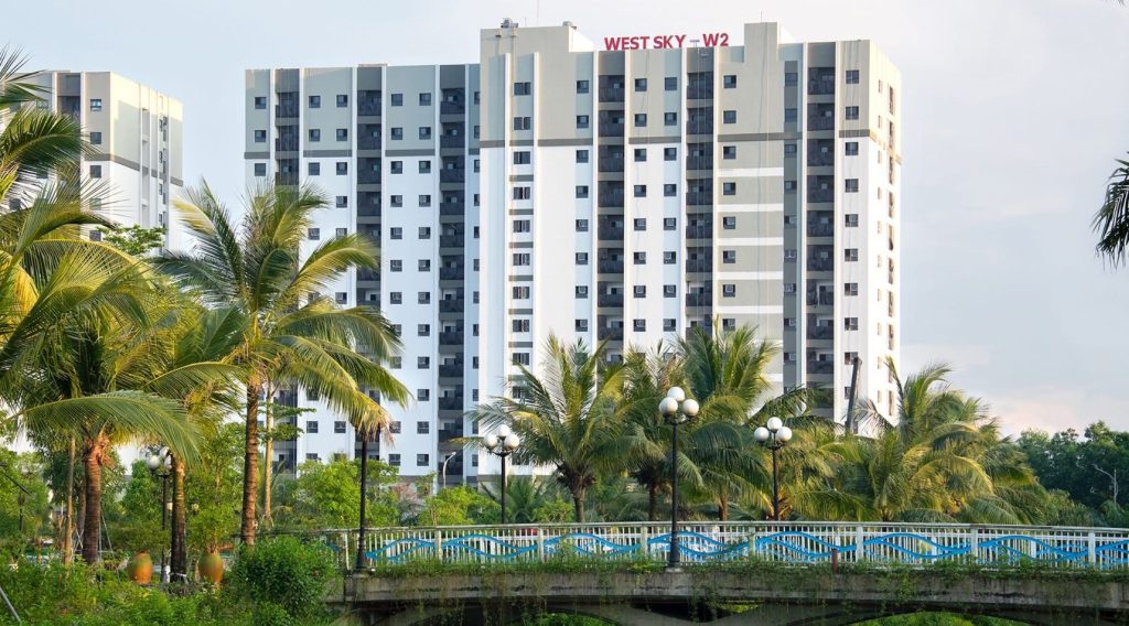 Chung cư xã hội West Sky 2 nhìn từ xa